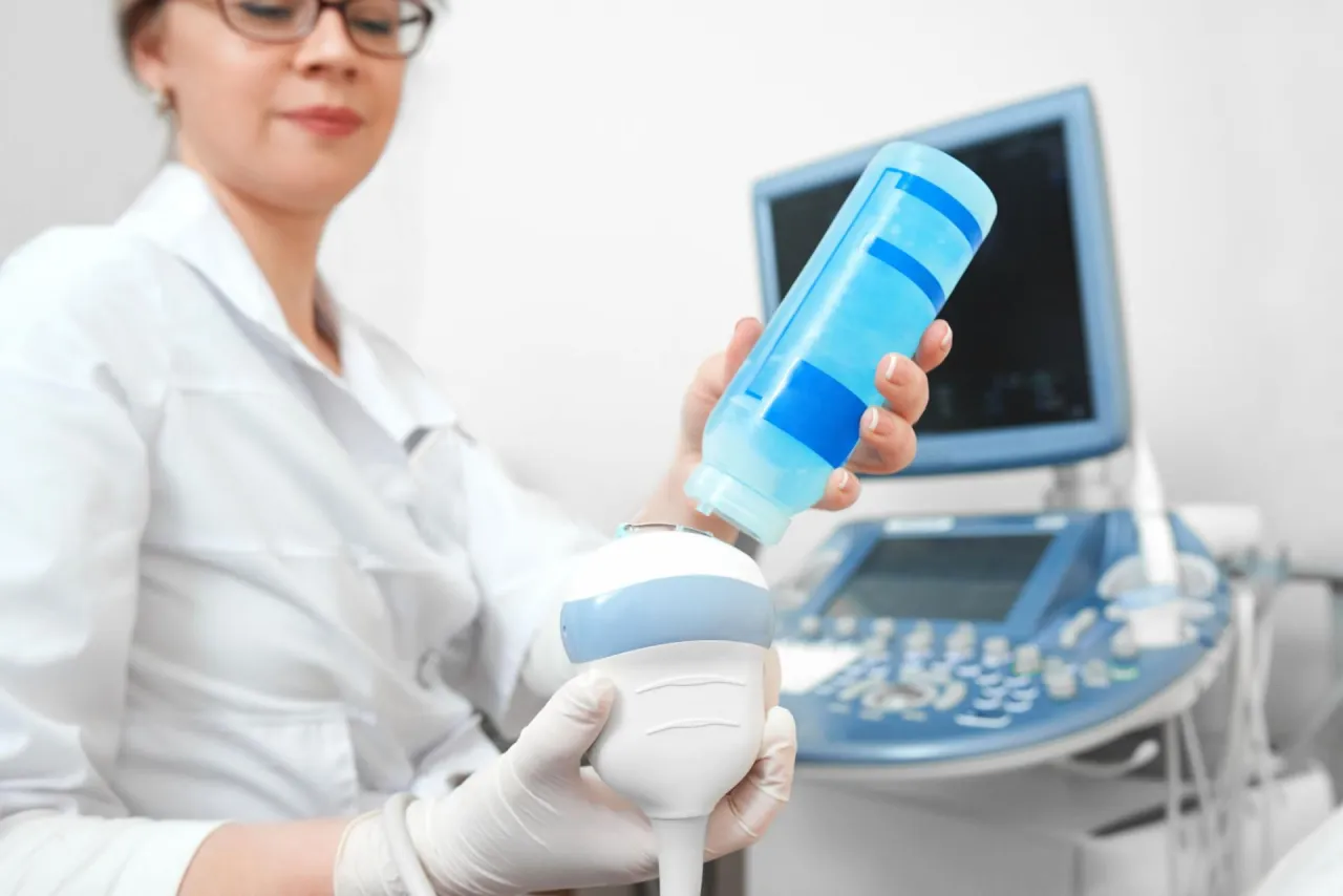 Lekarz wykonujący USG piersi