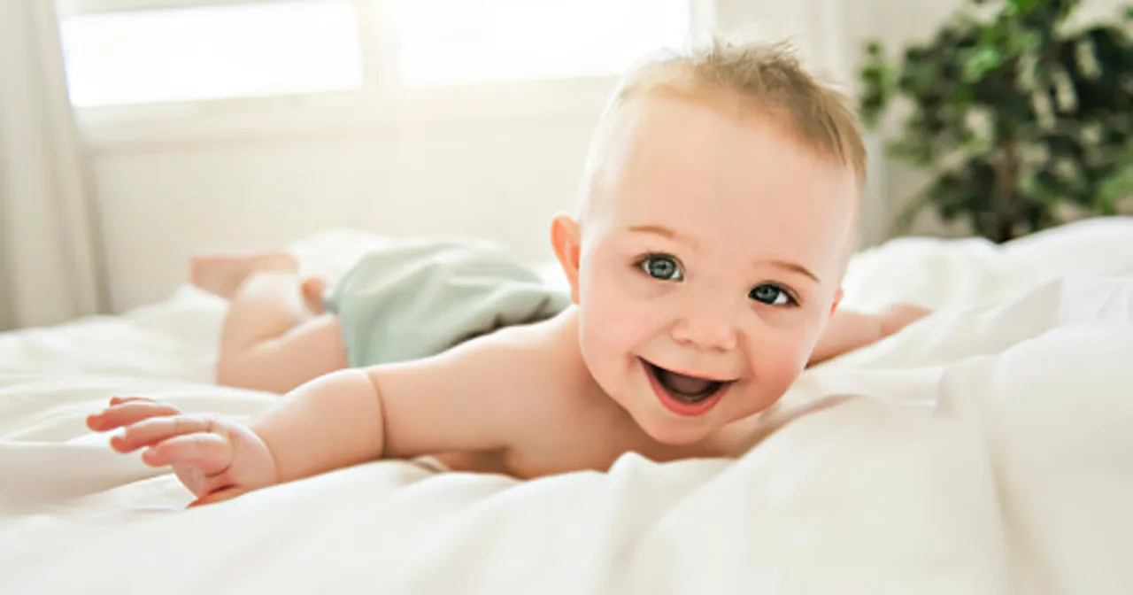 niemowlę uśmiecha się świadomie