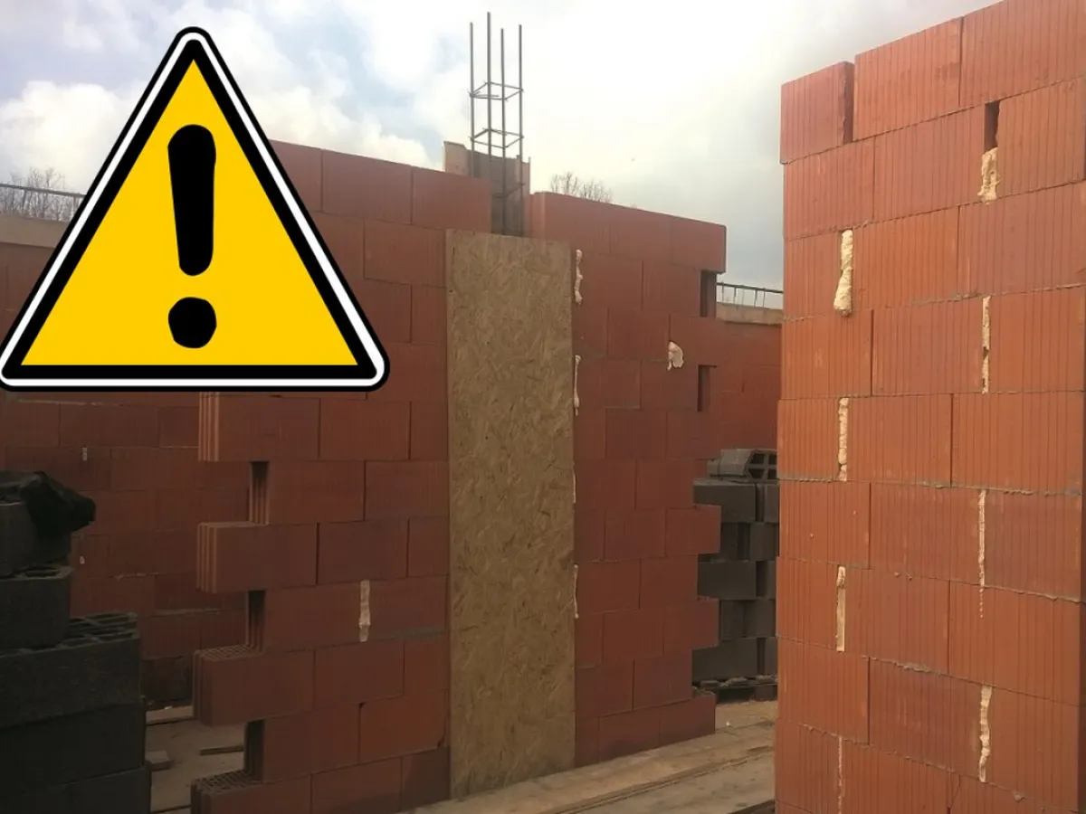 Ostrzeżenie! Trwa murowanie ścianek działowych z pustaków ceramicznych.