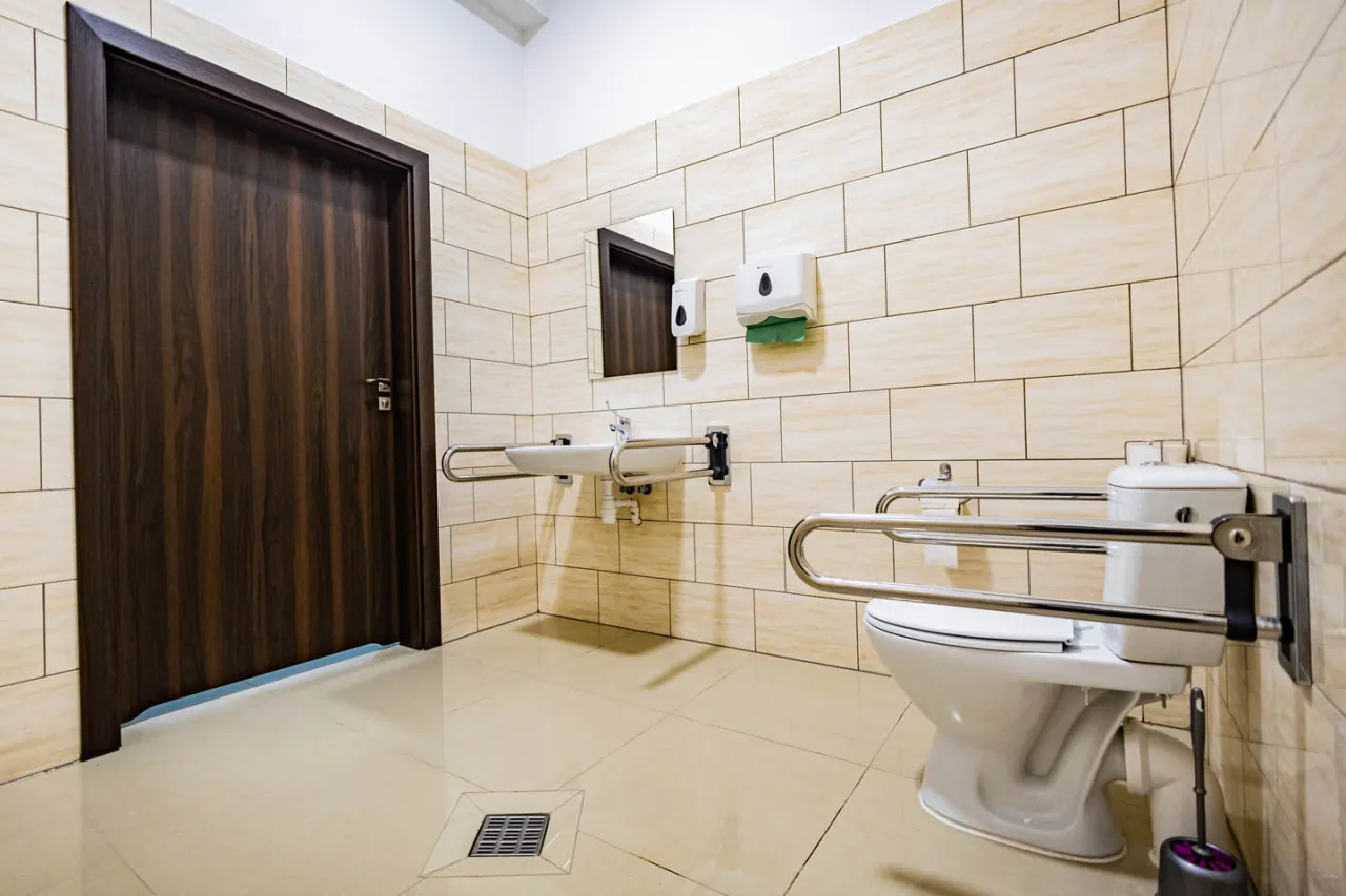 pokój w domu seniora z łazienką