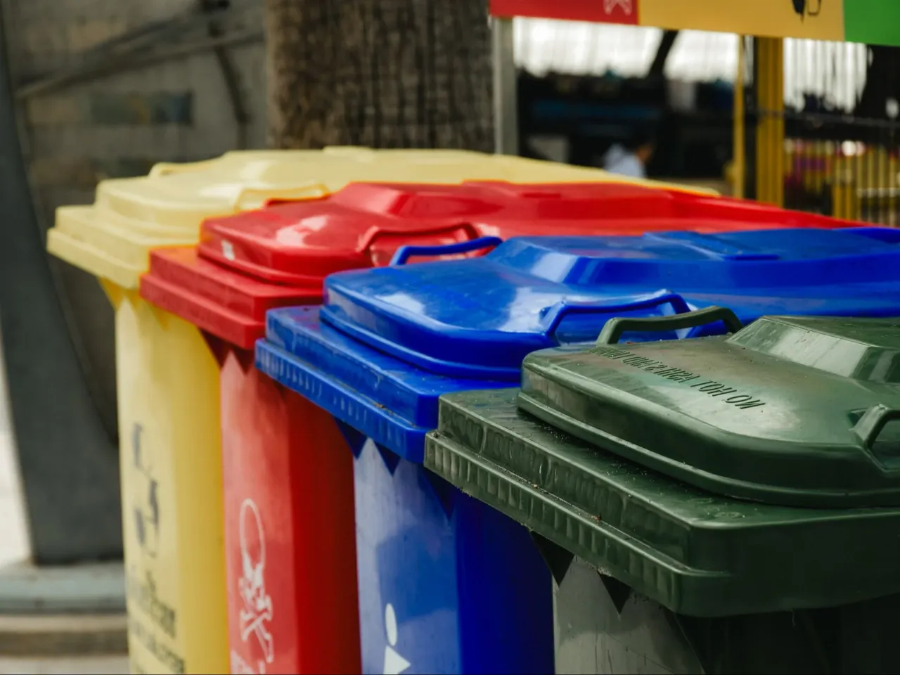 Pojemniki na śmieci w Polsce kolory segregacja