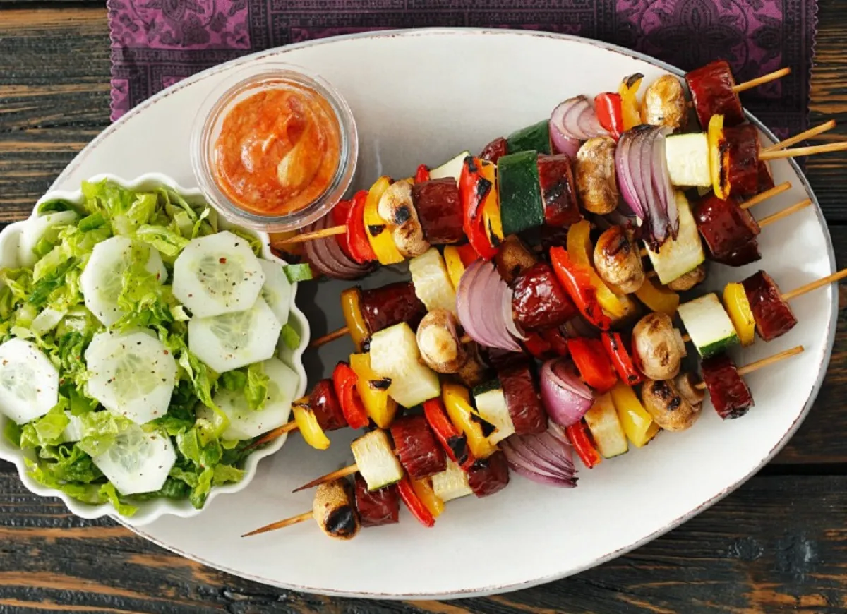 szaszłyki z różnymi dodatkami