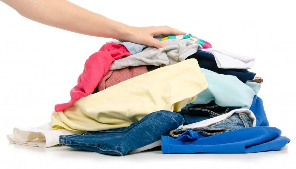 Zniszczone ubrania do wyrzucenia