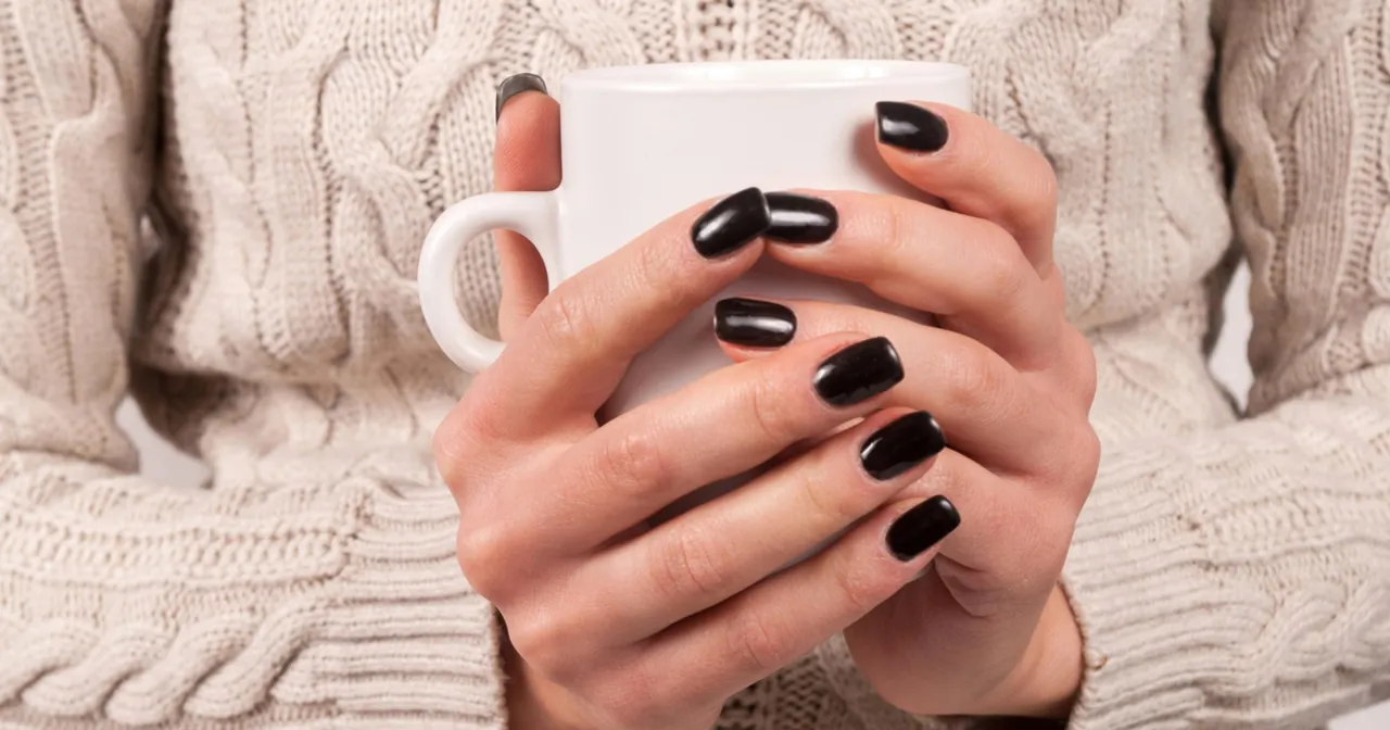 kobieta z czarnymi paznokciami, elegancki styl, pewność siebie