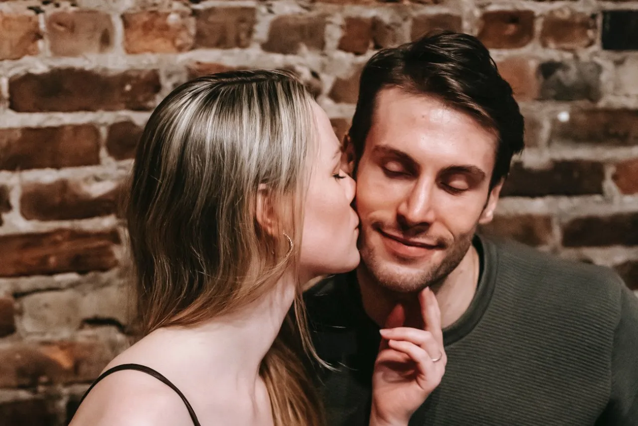 para rozmawia pozytywnie komplementy