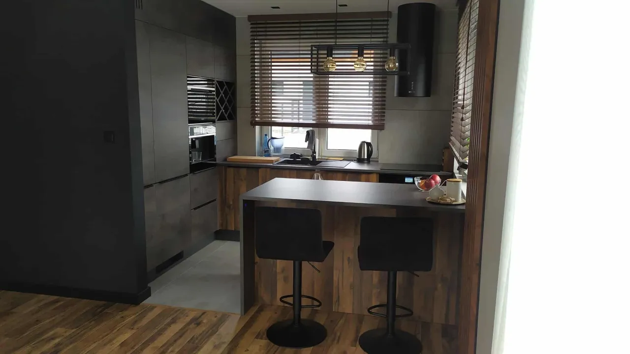 mała kuchnia zabudowa pod sufit inteligentne rozwiązania