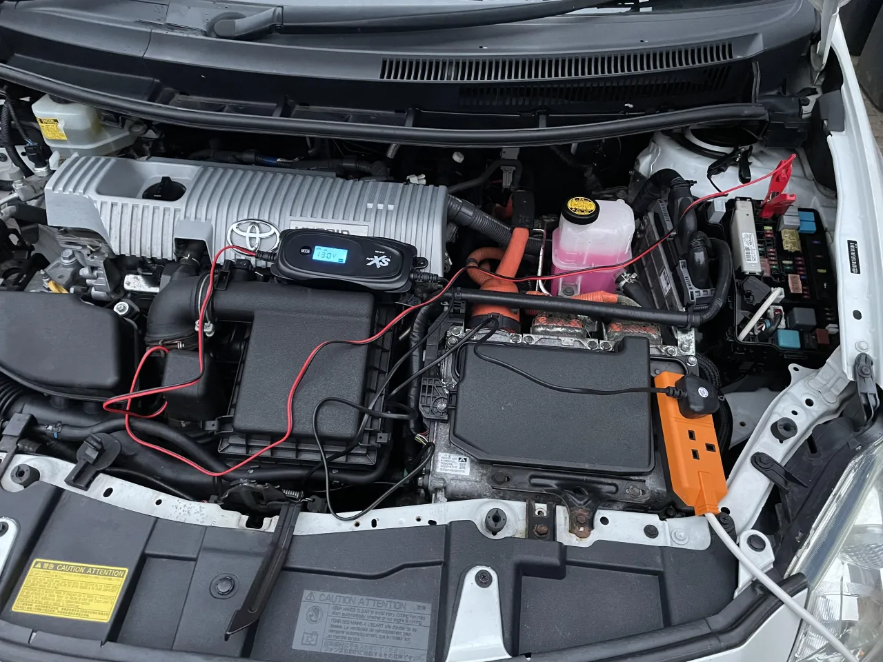 Toyota Auris Hybrid lokalizacja akumulatora 12V bagażnik