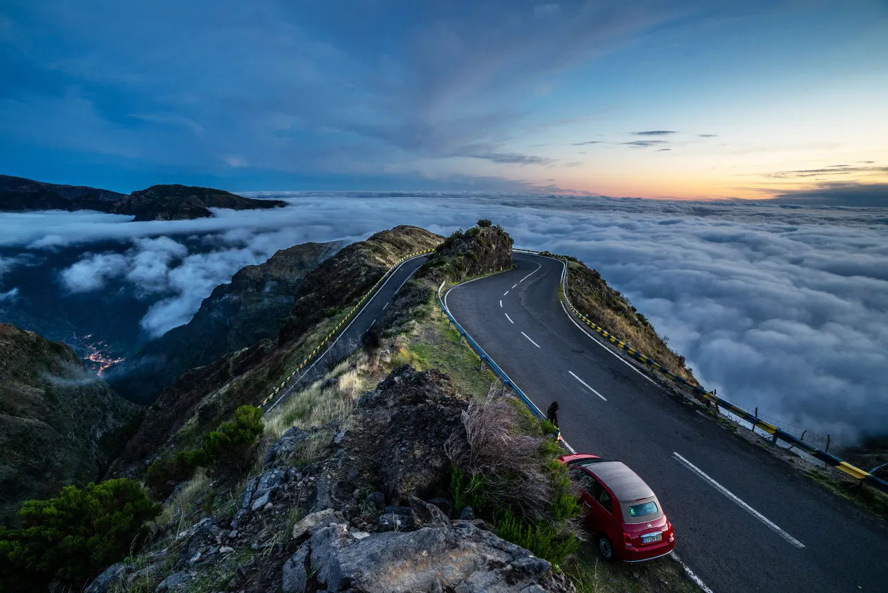 Widok na słoneczne południowe wybrzeże Madery z miastami