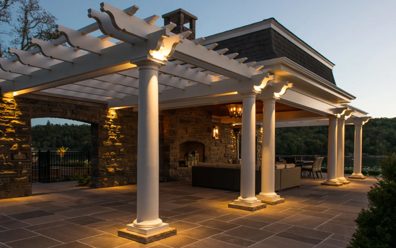 Eleganckie altany jak z bajki, oświetlone ciepłym blaskiem, tworzą magiczną atmosferę. Kamienna ściana z kominkiem i wygodne meble zapraszają do relaksu.