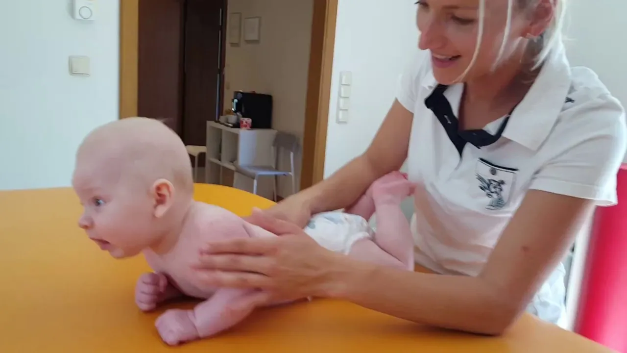 rodzic ćwiczy z niemowlęciem asymetrię