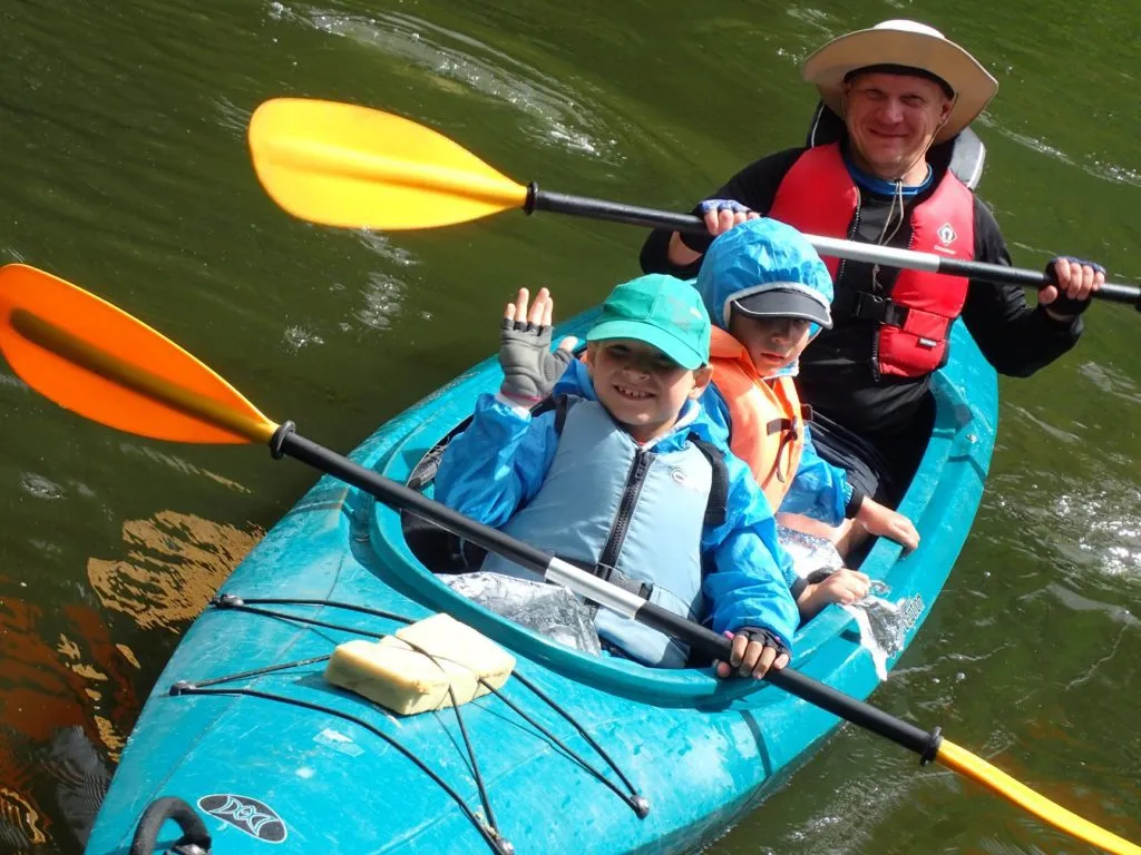 rodzinny spływ kajakowy dzieci