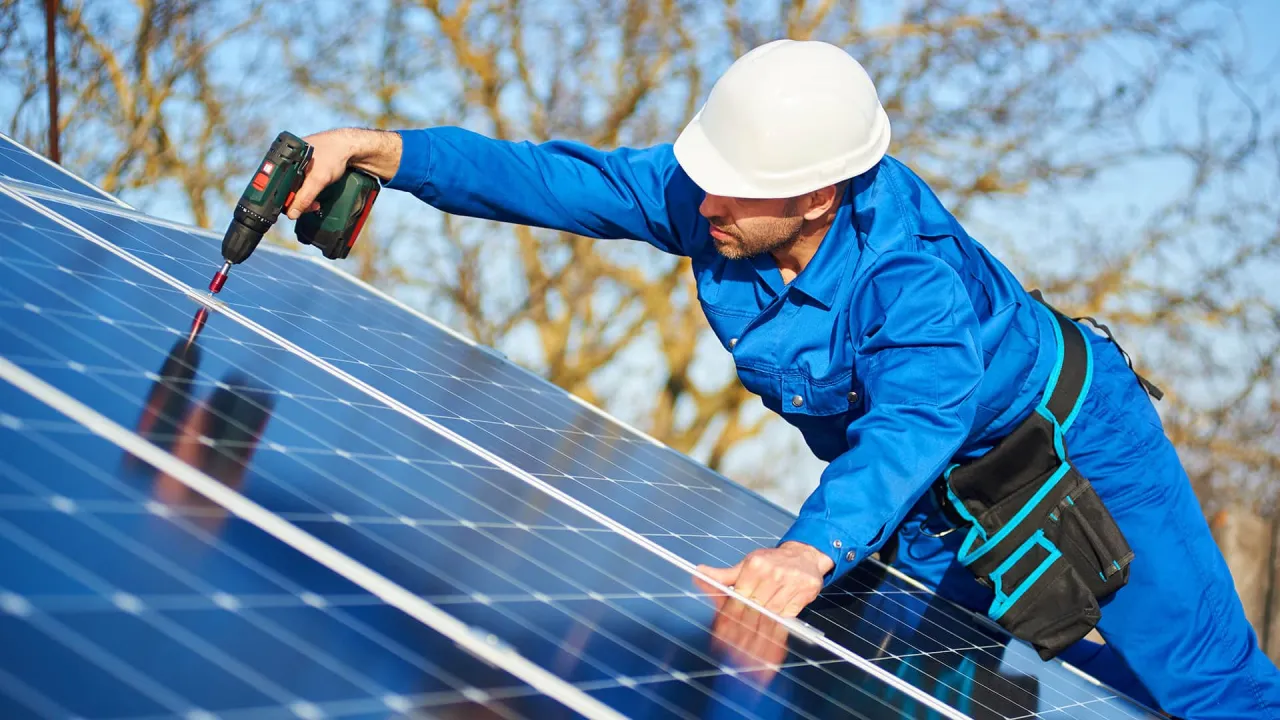 Dekarz montujący panele fotowoltaiczne