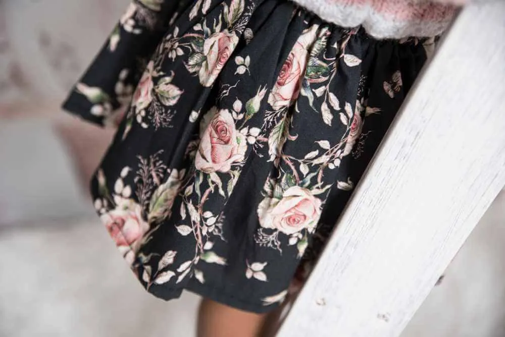 stylizacje dziewczynka sp&oacute;dniczka w kwiaty na lato i jesień