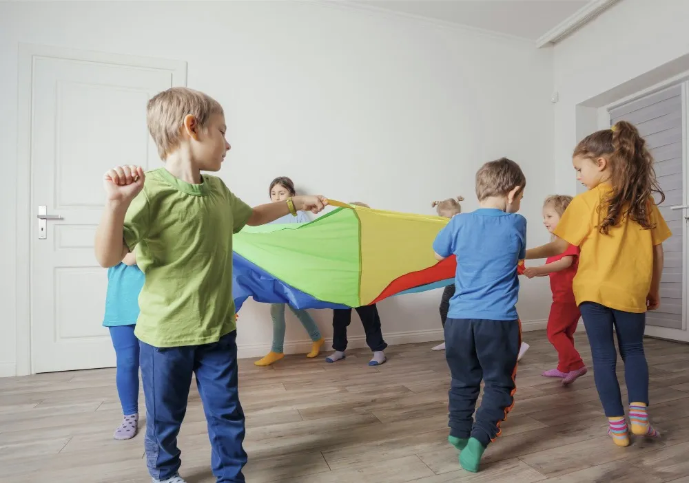 zabawy ruchowe dzieci i rodzice szkoła festyn