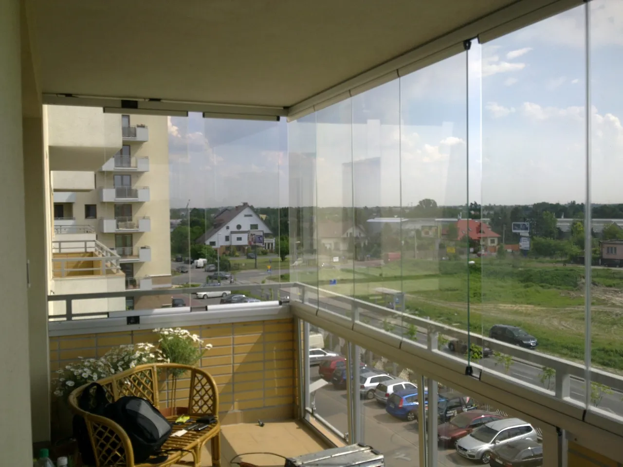 lekkie systemy zabudowy balkonu bezramowe