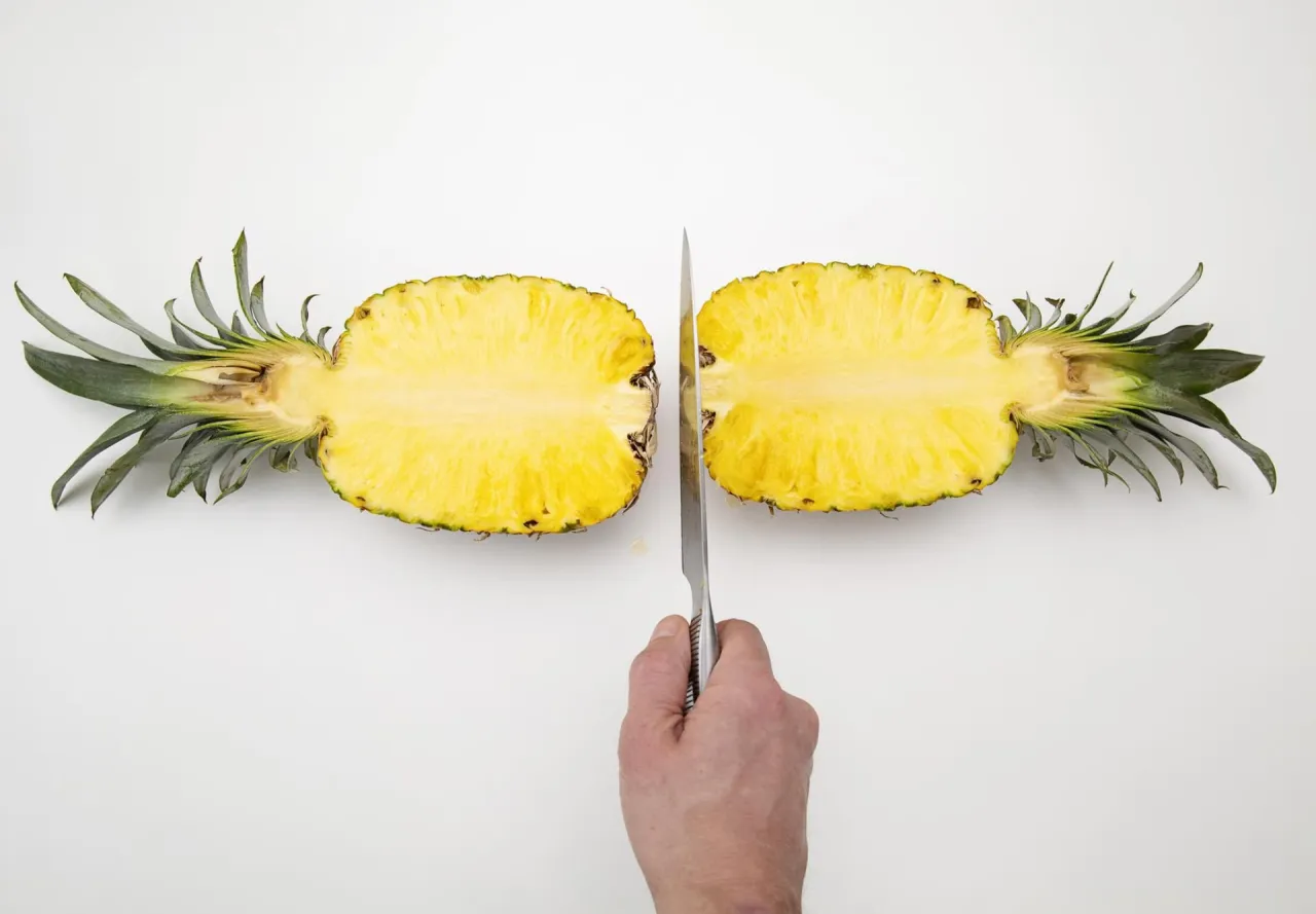 Świeży ananas i jego kawałki