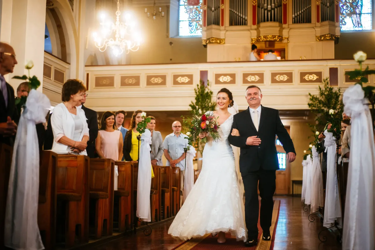 Para młoda podczas ślubu w kościele składająca przysięgę