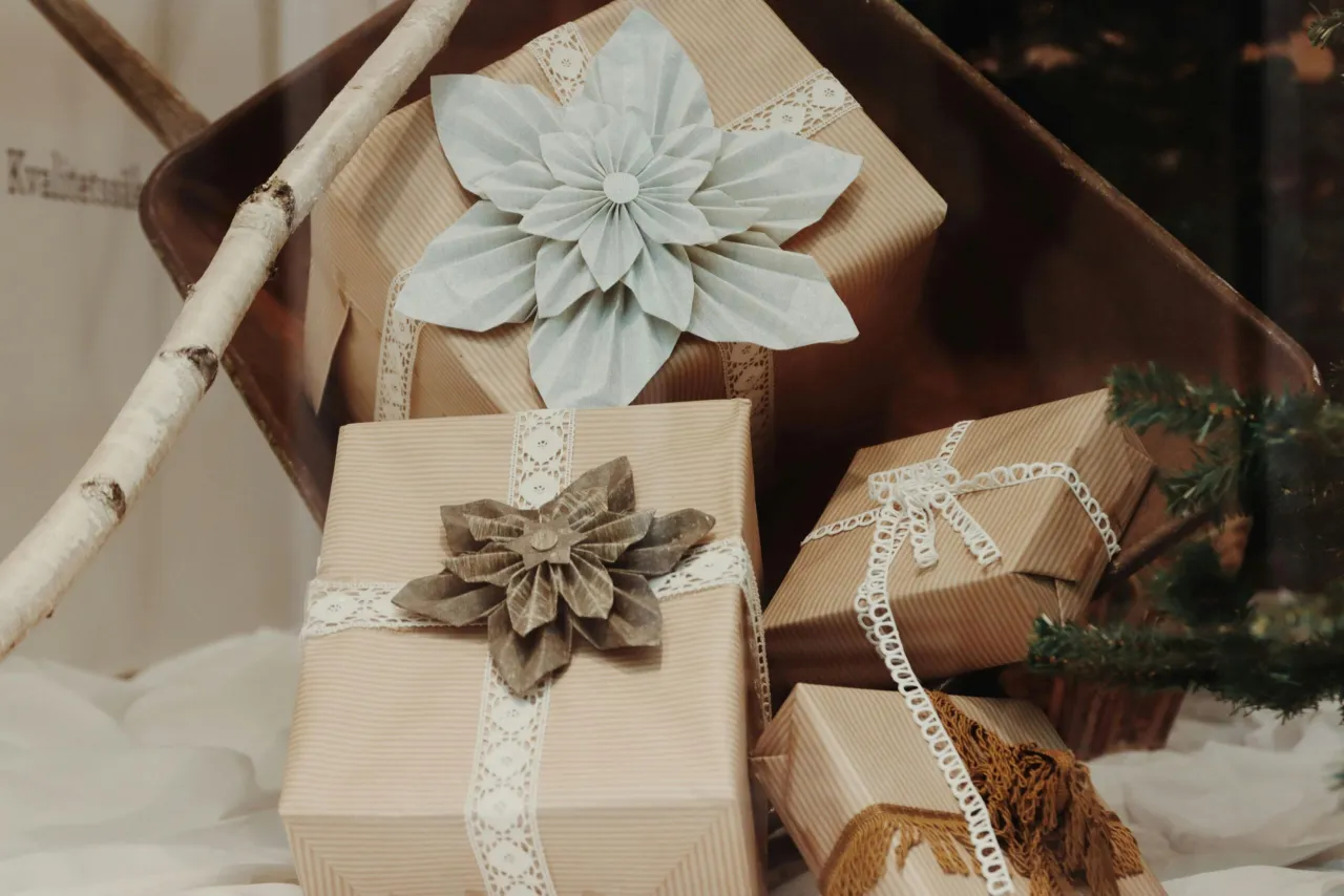 Prezentacja prezentów weselnych w brązowym papierze z koronkowymi wstążkami i ozdobami. Jak udokumentować pieniądze z wesela?