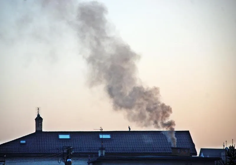 niska emisja dym z komina dom jednorodzinny