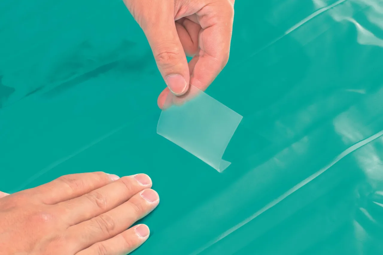 Naprawa materaca dmuchanego łatką