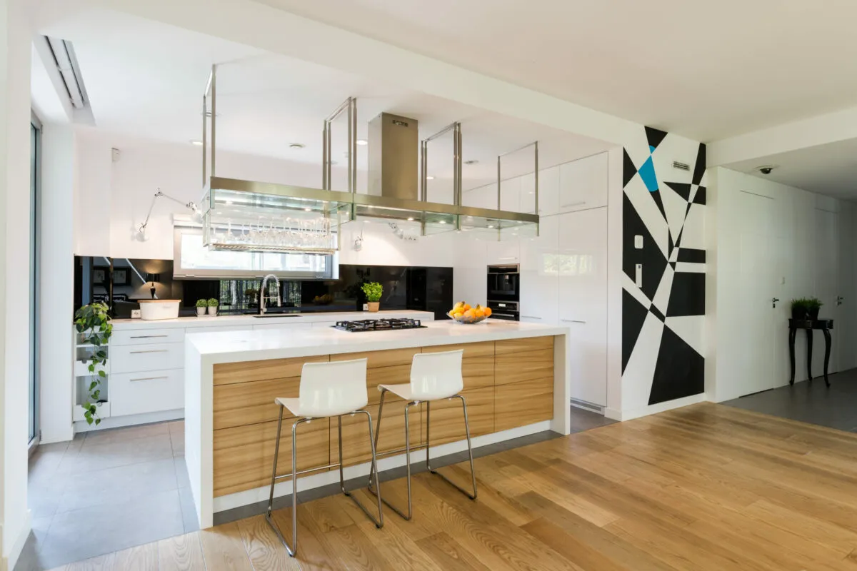 otwarta kuchnia z salonem, połączenie podłóg, inspiracje