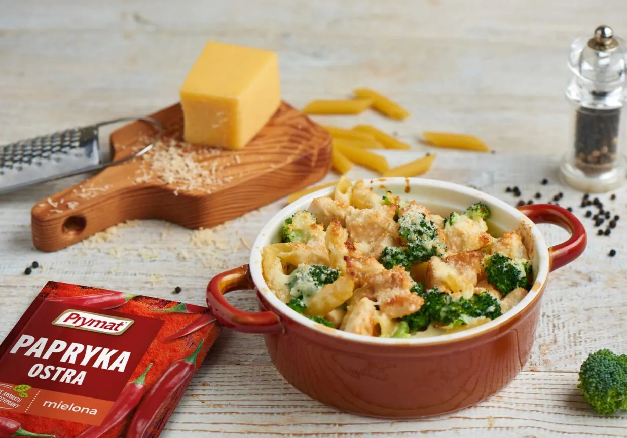 zapiekanka makaronowa z kurczakiem i brokułami z sosem śmietanowym