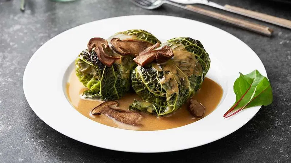 gołąbki z różnymi dodatkami na talerzu