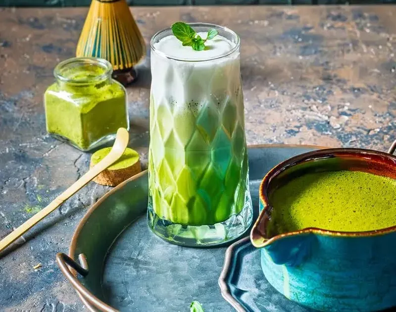 iced matcha latte z sokiem pomarańczowym