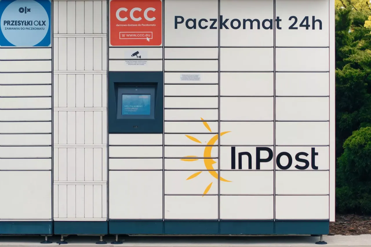 Paczkomat InPost ekran dotykowy płatność