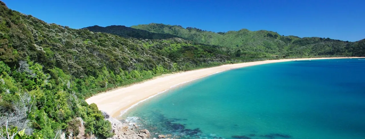 Nowa Zelandia lato trekking plaża