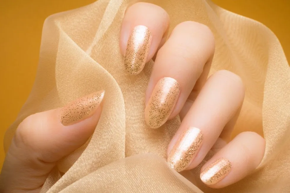 złote buty i pasujący manicure klasyczne kolory