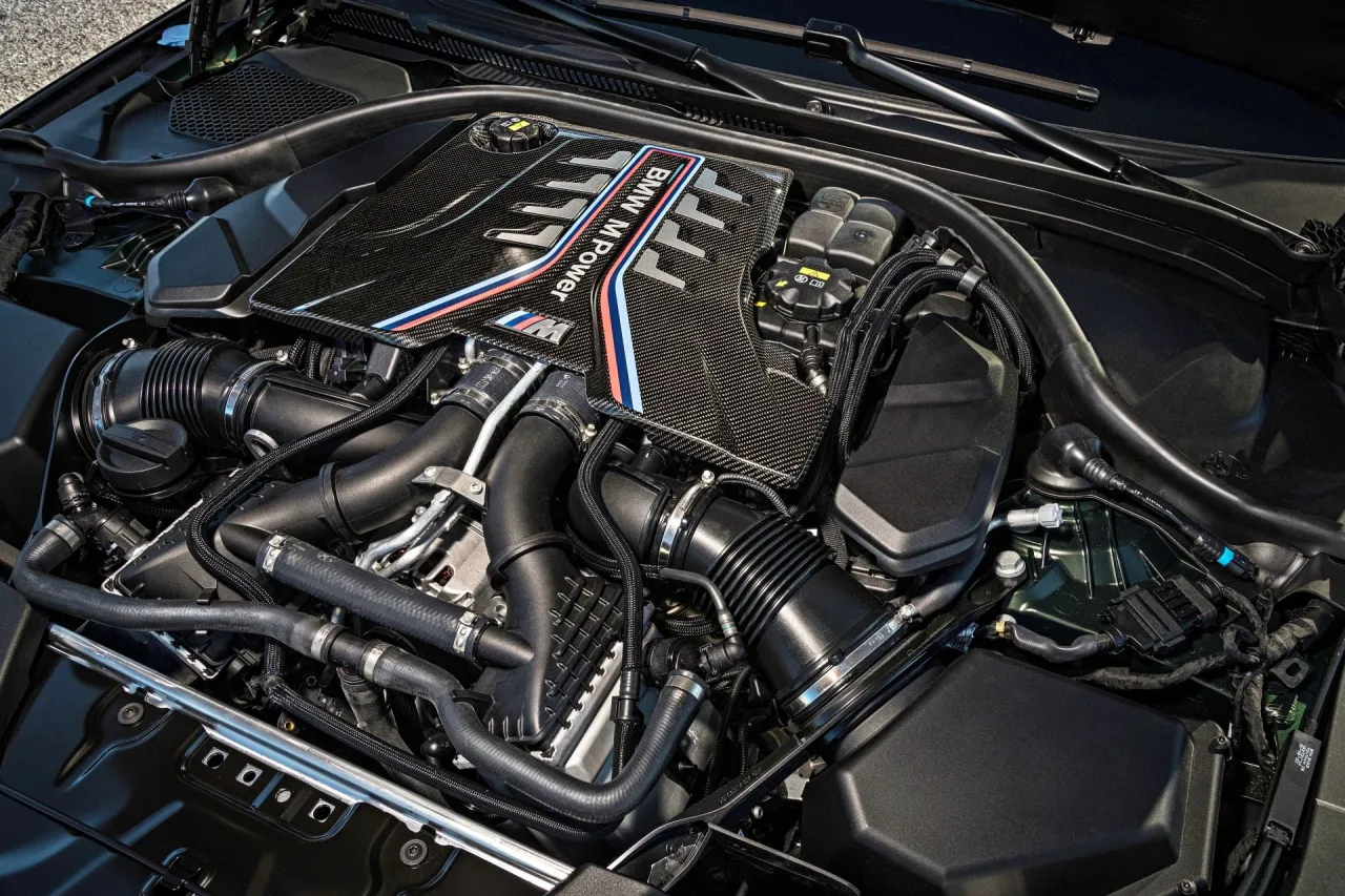 BMW M5 CS silnik V8