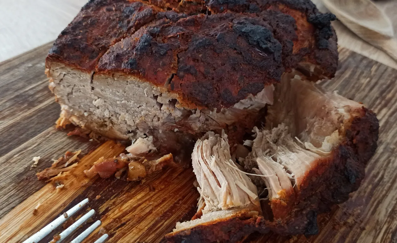 r&oacute;żne kawałki szynki wieprzowej na pieczeń