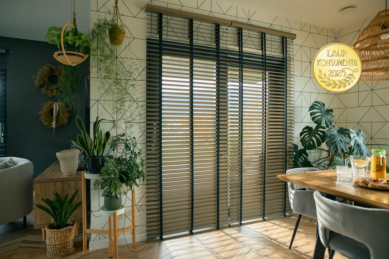 żaluzje drewniane i bambusowe por&oacute;wnanie struktury