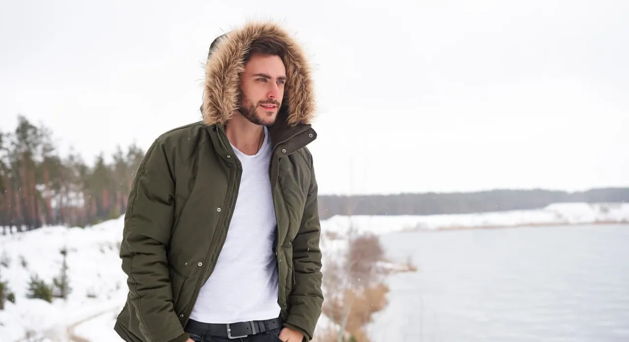 Stylizacje chłopca z kurtką khaki i jeansami