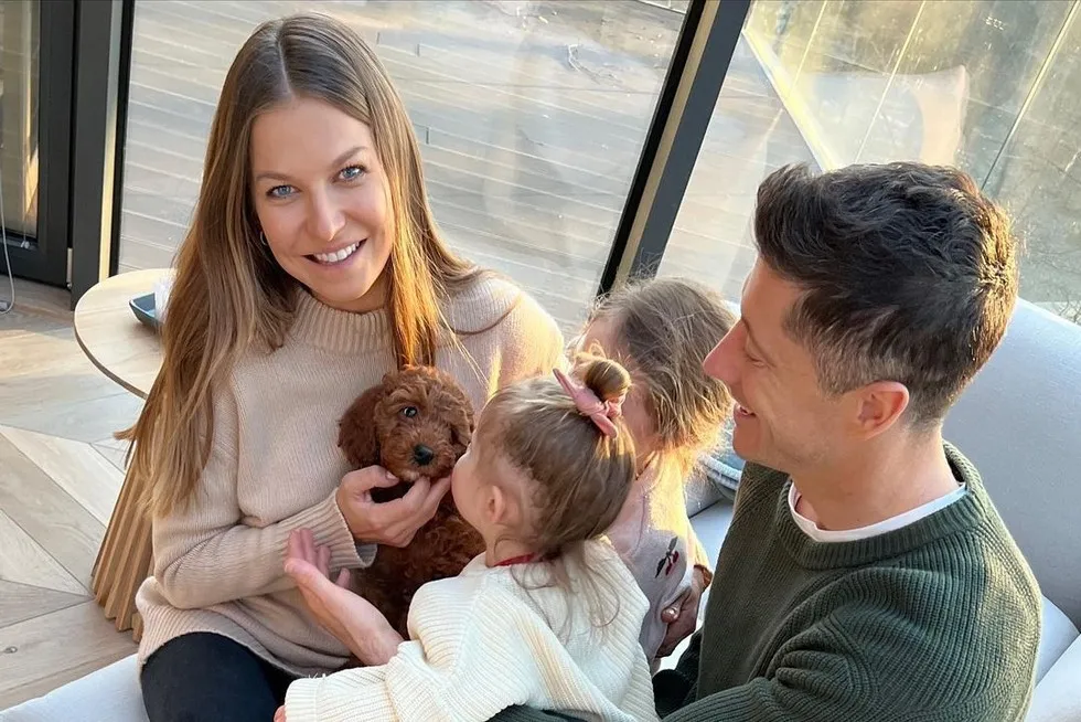 Robert Anna Lewandowscy z córkami