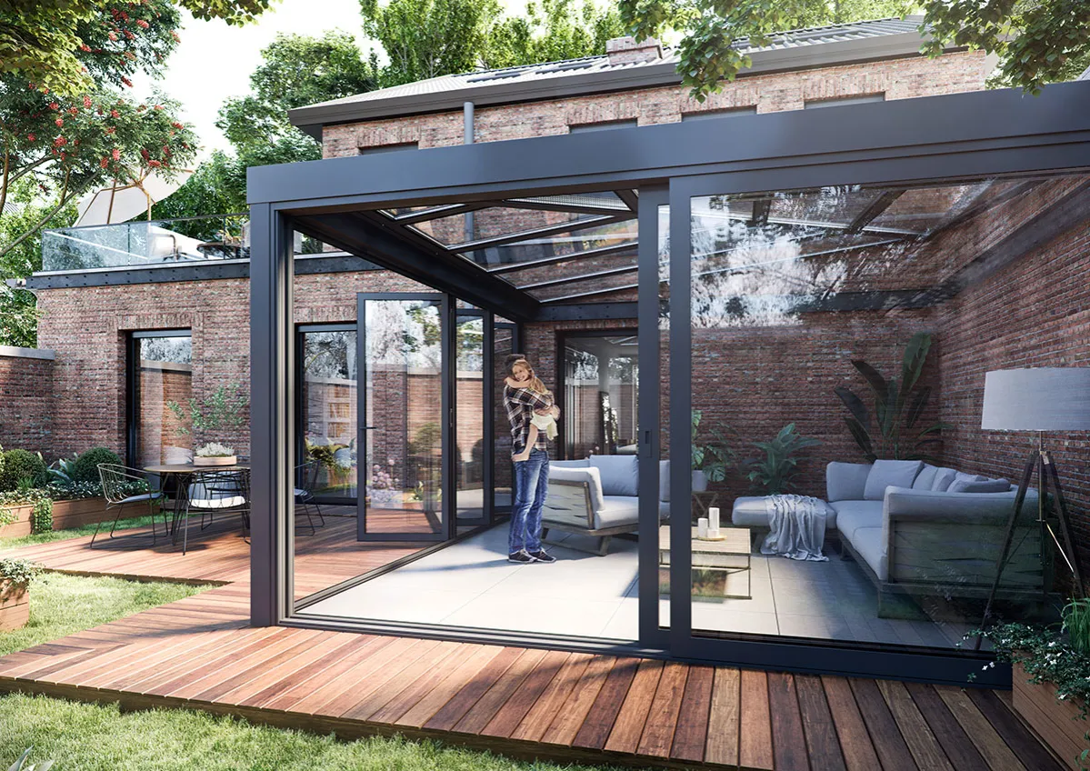 Nowoczesna zabudowa tarasu z przeszklonym dachem i ścianami. Czy zabudowa tarasu wymaga pozwolenia na budowę? Zapytaj eksperta.