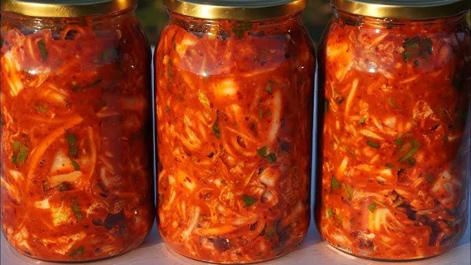 fermentujące kimchi w słoiku
