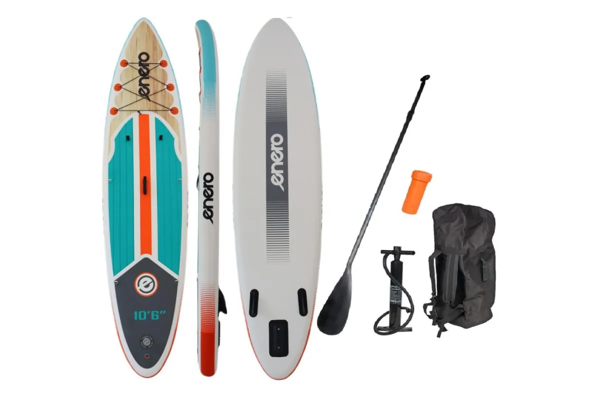 Zestaw do pływania: dmuchana deska, wiosło, pompka, pomarańczowy futerał i plecak. Gotowi na wodne przygody!