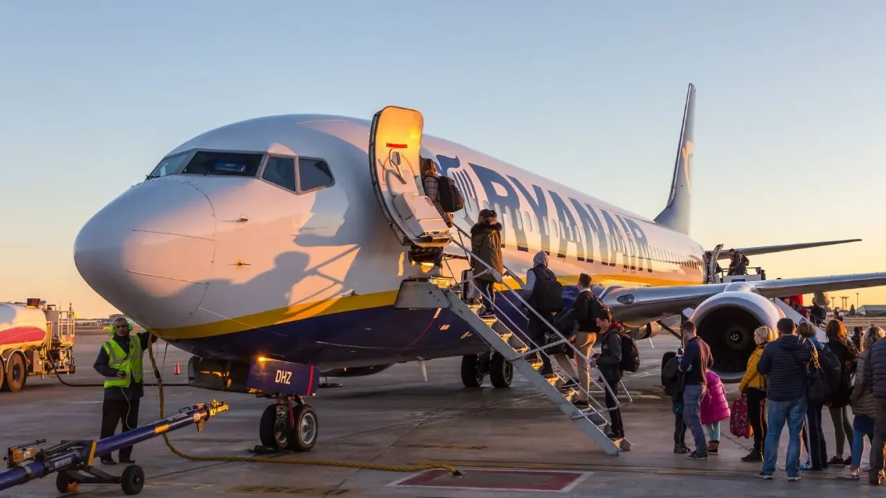 Pasażerowie wsiadają do samolotu Ryanair. Od kiedy loty tanimi liniami stały się tak popularne?