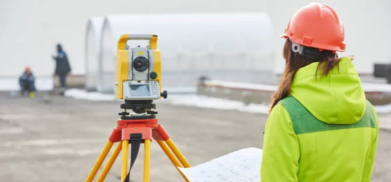 geodeta w pracy, pomiar działki, sprzęt geodezyjny