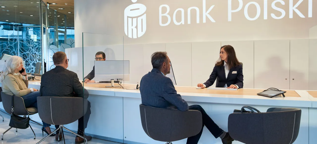 Pracownik banku PKO BP na stanowisku początkowym