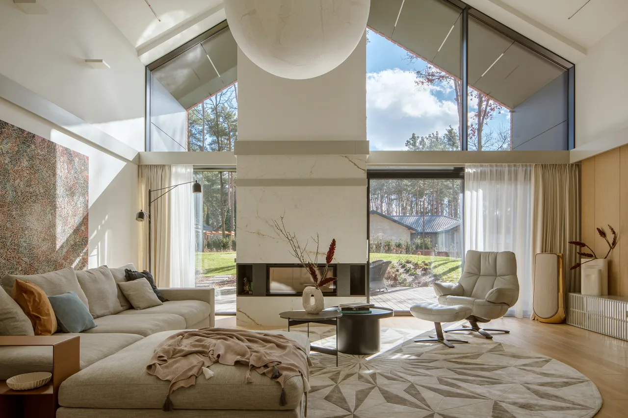 Nowoczesne aranżacje i inspiracje: przestronny salon z kominkiem, dużymi oknami i wygodną sofą. Pomysły na modne wnętrza.