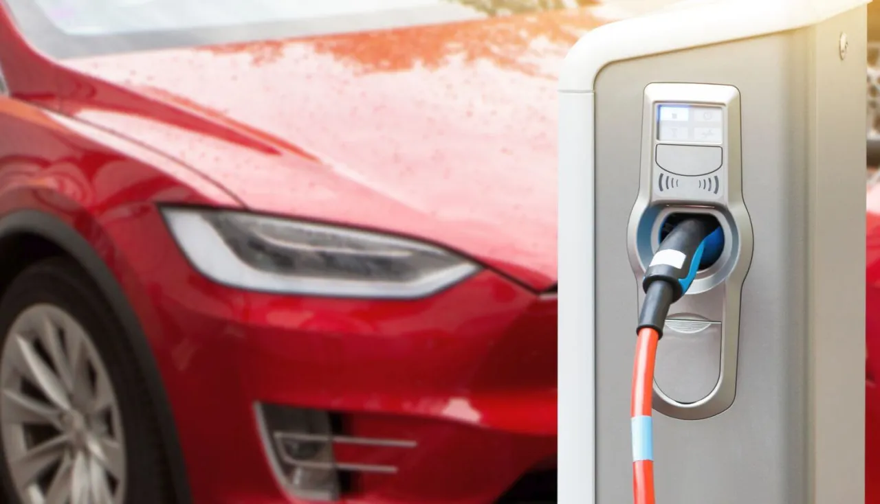 Zdjęcie Ile czasu ładuje się tesla? Odkryj sekrety szybkiego ładowania