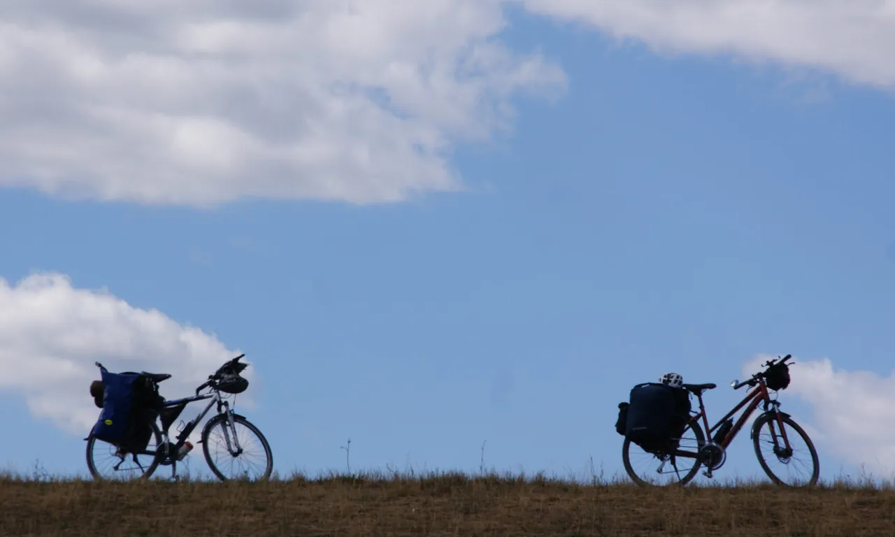 Rowerzysta na szlaku rowerowym w okolicach Lęborka lub Łeby