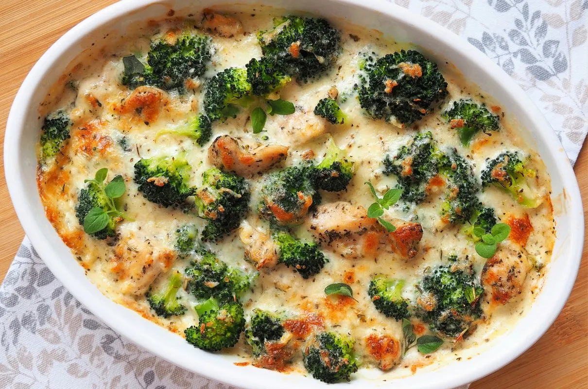 Zapiekanka z brokułami na stole