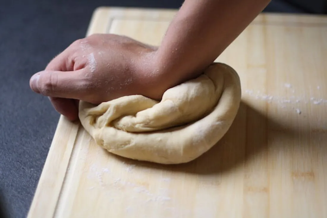 wyrabianie ciasta na makaron ręcznie