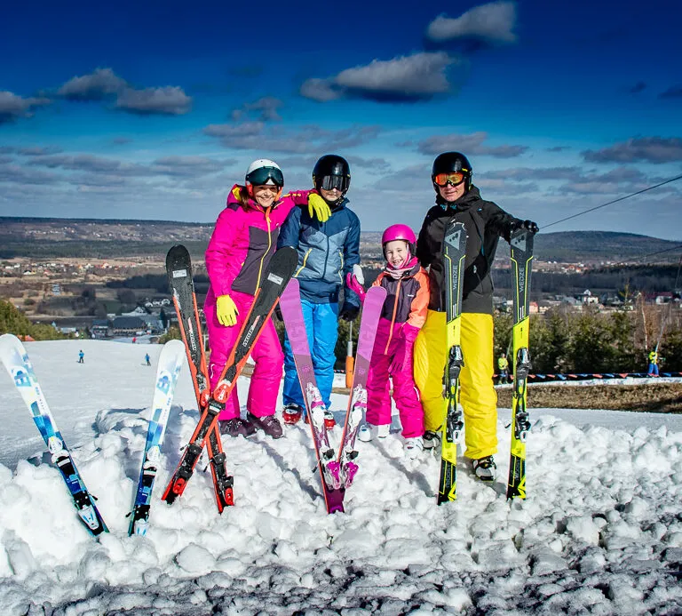 Rodzina na nartach w G&oacute;rach Świętokrzyskich, wyciąg narciarski Sabat Krajno