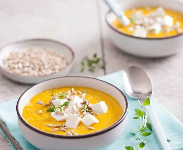 Zupa marchewkowa krem w misce z pietruszką