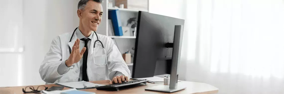 lekarz wystawia e-receptę na komputerze